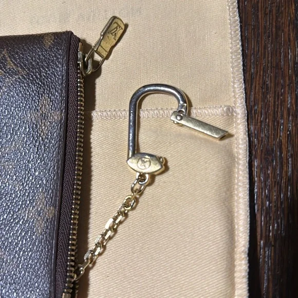 AUTHENTIC LOUIS VIUTTON KEY CLES - Picture 2 of 13